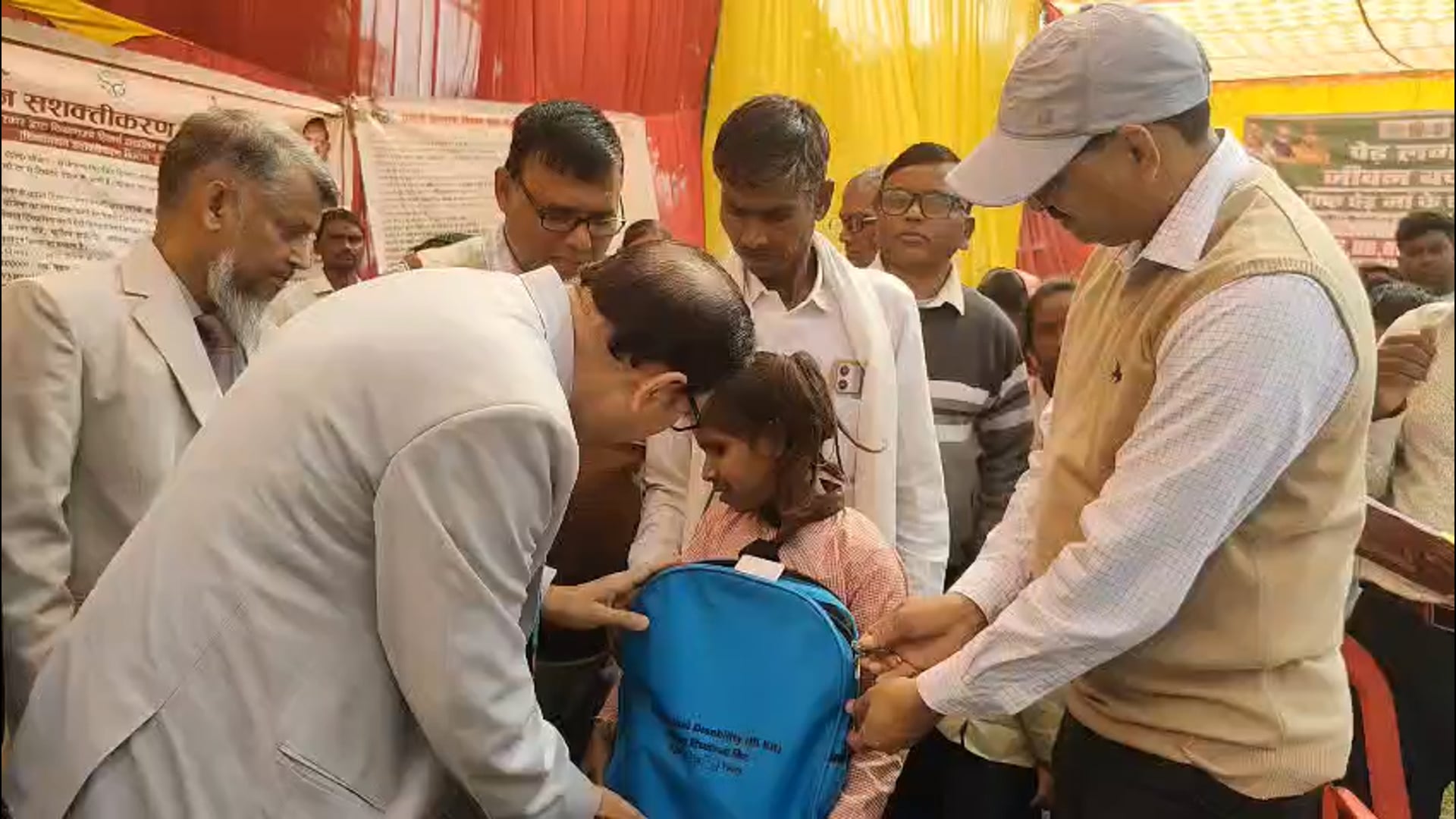 जनपद शाहजहांपुर न्यायाधीश ने गन्ना शोध में कार्यक्रम के दौरान स्टालों का निरीक्षण किया और बच्चों से खुशी जताई