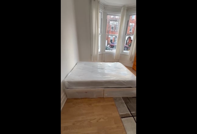 Massive Room with Sofa  (Tulse Hill-Herne Hil) Main Photo
