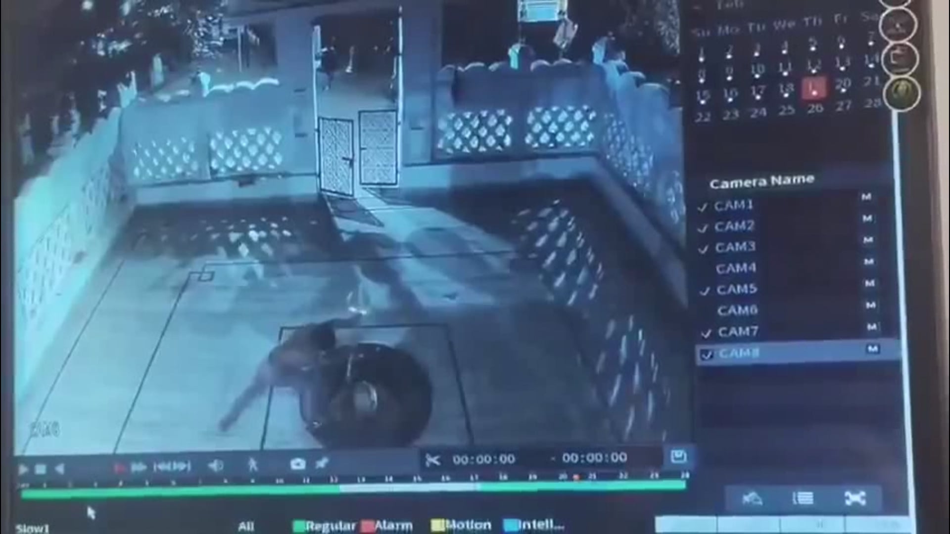 यूपी – जिला रायबरेली के मंदिर में एक शख्स ने त्रिशूल उखाड़ा, फिर उसी से शिवलिंग पर बार–बार प्रहार किए। शिवलिंग खंडित हुआ। आरोपी कुलदीप यादव गिरफ्तार है।