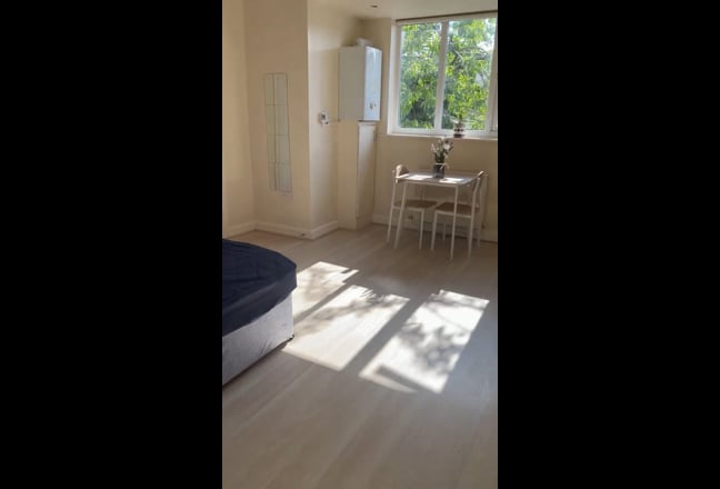 Bright Spacious Studio – Ideal for Professional  Main Photo