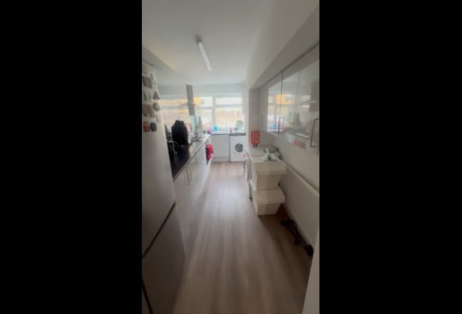 Spacious Master Bedroom in Friendly Mitcham House Main Photo