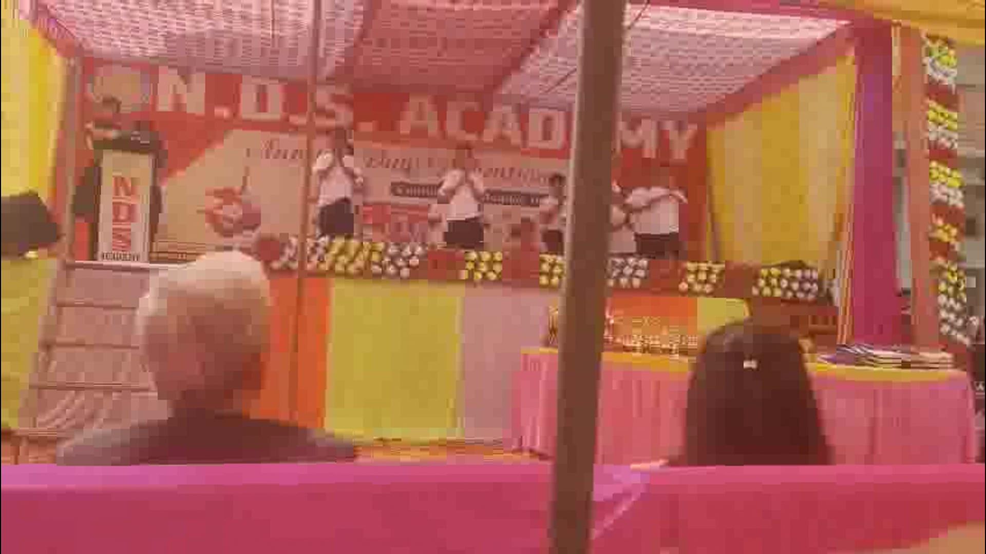 अम्बेडकरनगर  शिक्षा क्षेत्र रामनगर अंतर्गत एन डी एस एकेडमी, चहोड़ा शाहपुर का वार्षिकोत्सव बेहद भव्य और सांस्कृतिक गरिमा के साथ सम्पन्न हुआ। रंगारंग प्रस्तुतियों ने समां बांध दिया।
कार्यक्रम का शुभारंभ मां सरस्वती के चित्र पर माल्यार्पण एवं दीप प्रज्ज्वलन के साथ किया गया। मुख्य अतिथि देवेंद्र कुमार त्रिपाठी और क्षेत्राधिकारी आलापुर प्रदीप सिंह चंदेल की गरिमामयी उपस्थिति ने कार्यक्रम की शोभा बढ़ाई।नन्हे-मुन्ने विद्यार्थियों ने गीत, नृत्य और नाट्य मंचन की आकर्षक प्रस्तुतियां देकर दर्शकों को मंत्रमुग्ध कर दिया। विद्यालय परिसर तालियों की गूंज से बार-बार गूंजता रहा।इस अवसर पर मेधावी छात्र-छात्राओं को मेडल और ट्रॉफी देकर सम्मानित किया गया। विद्यालय प्रबंधन की सक्रिय भागीदारी से आयोजन सफल रहा।
मुख्य अतिथि – “शिक्षा ही व्यक्तित्व निर्माण की आधारशिला है, बच्चों को अनुशासन और संस्कार के साथ आगे बढ़ना चाहिए।”