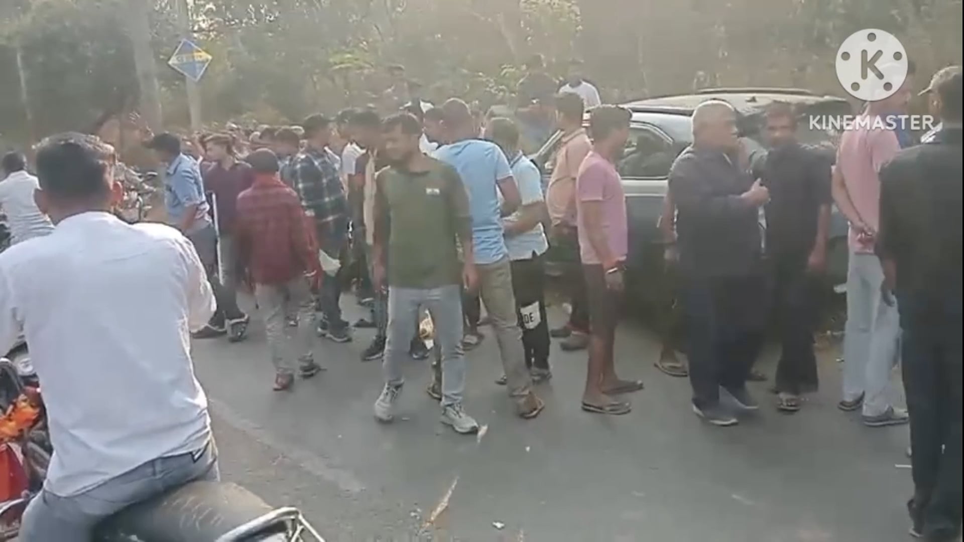 तेज रफ्तार कार का कहर, स्कूल बस चालक की दर्दनाक मौत। परिजनों में छाया मातम।