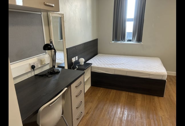 Large studio in the city centre Main Photo