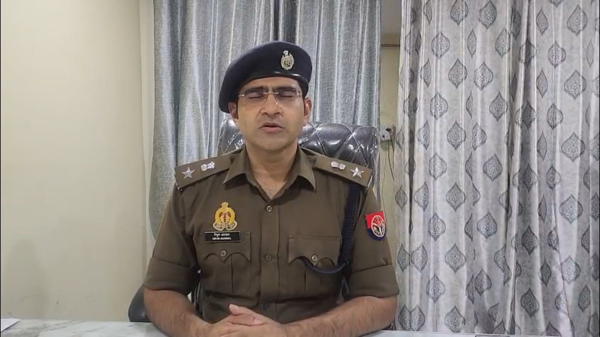 Lko Big Breaking 

राजधानी लखनऊ के थाना गोसांईगंज क्षेत्रान्तर्गत हुयी बस दुर्घटना के संबंध में पुलिस उपायुक्त दक्षिणी द्वारा दी गयी बाइट!!