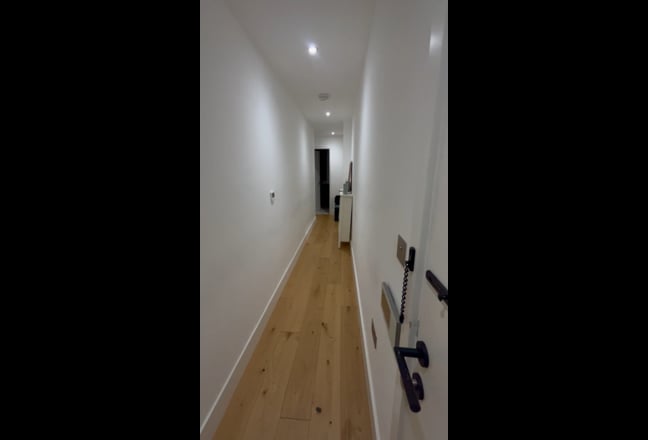 En-suite room in Modern 2-Bed Flat Main Photo