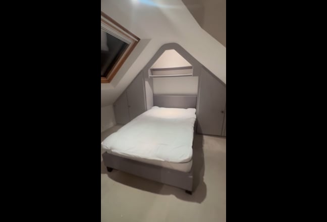 Spacious double bedroom in family home Main Photo