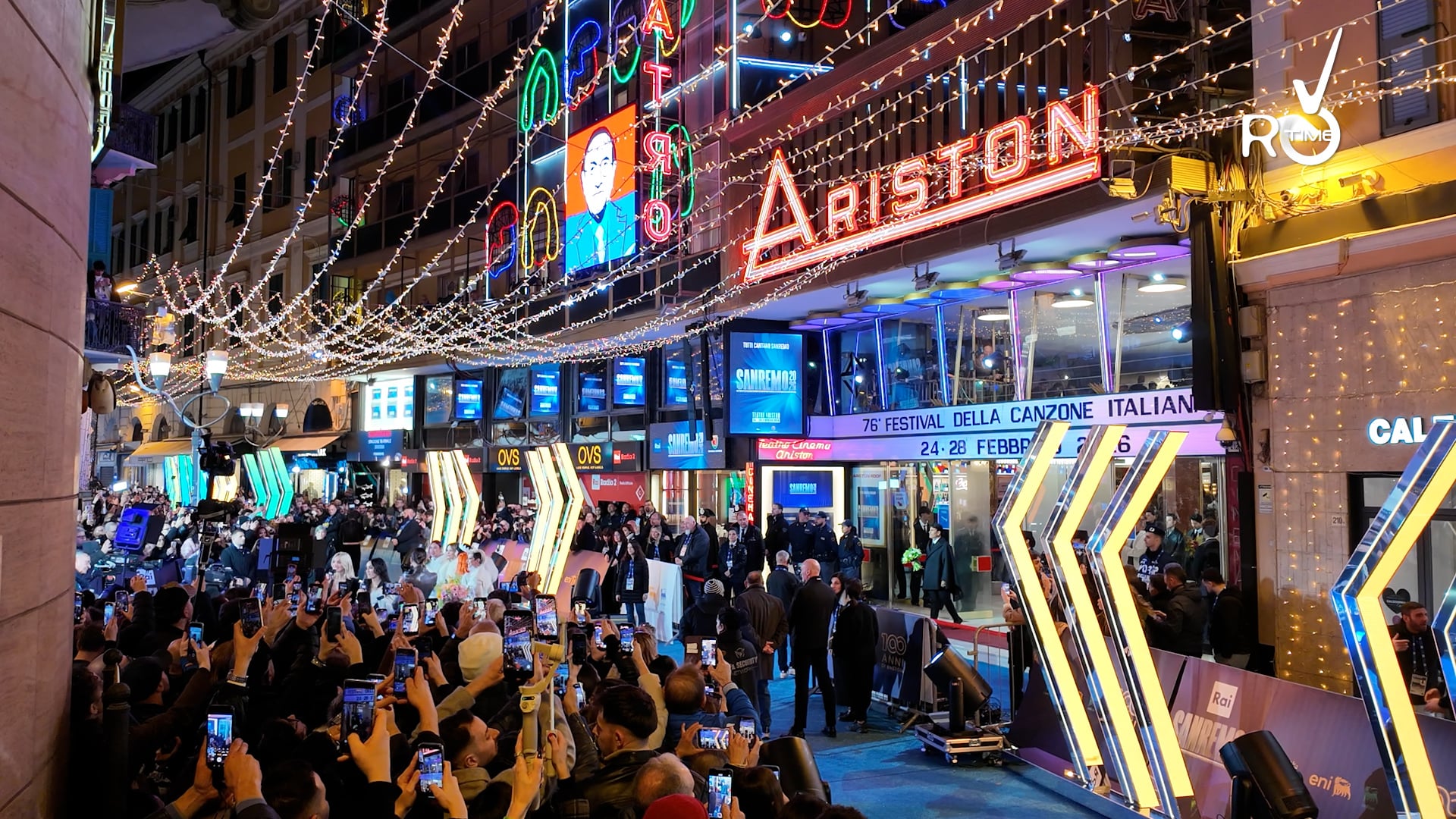 Sanremo 2026 è iniziato, i 30 cantanti sfilano sul “green carpet”