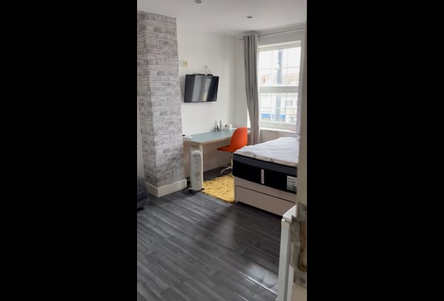 Large double room - for rent ASAP Main Photo