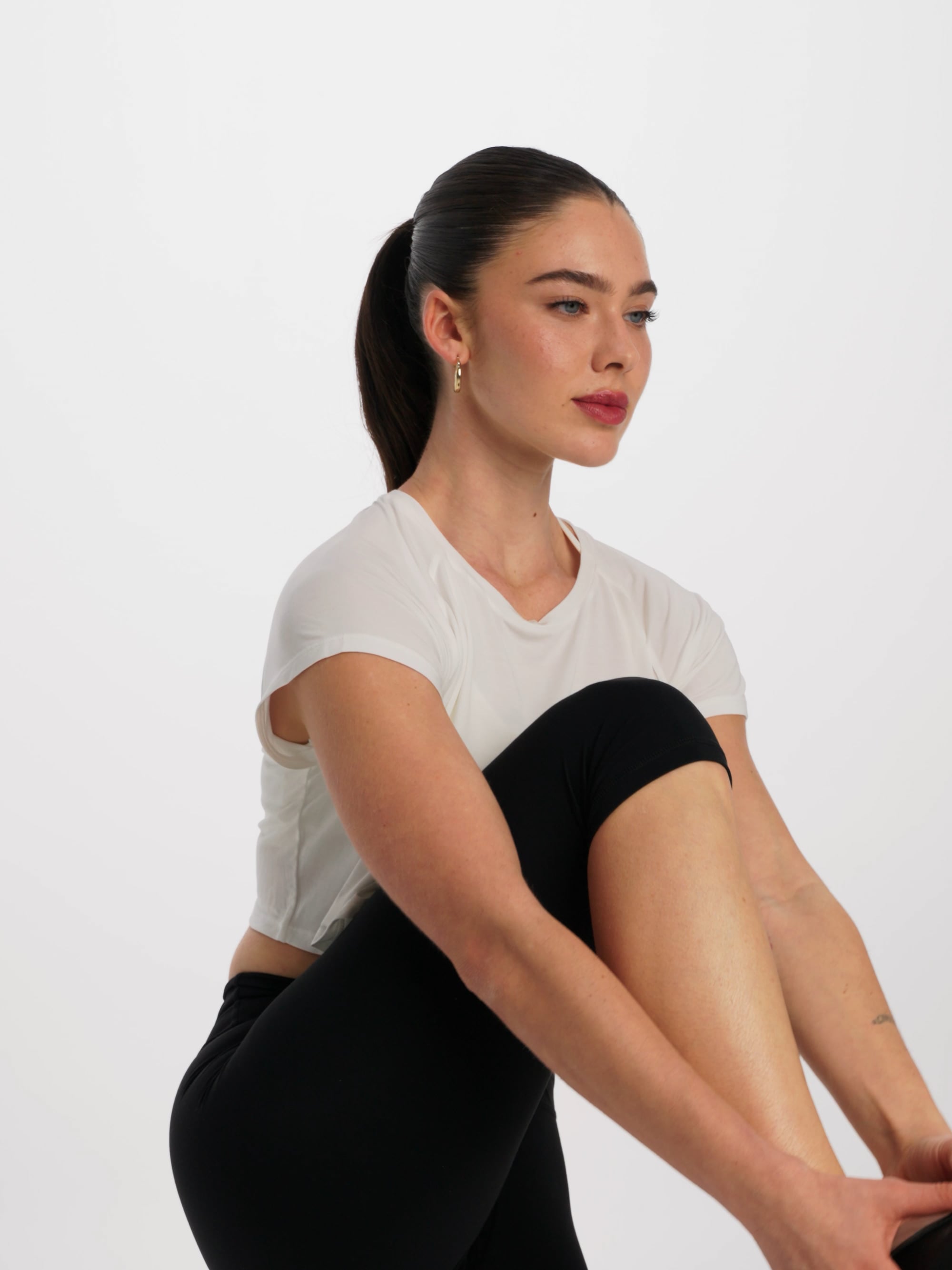 חולצה קרופ עם שרוול קצר מבד מודל