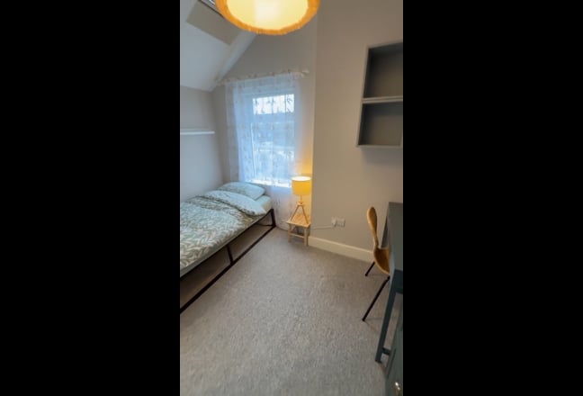 Single en-suite bedroom vacant now!  Main Photo