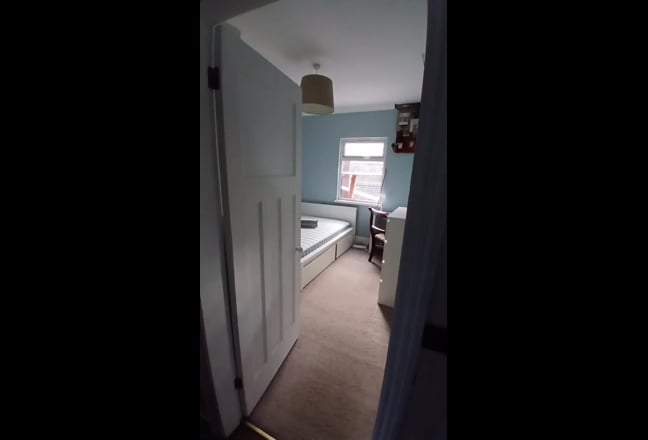 Double bedroom in a friendly pet loving home Main Photo