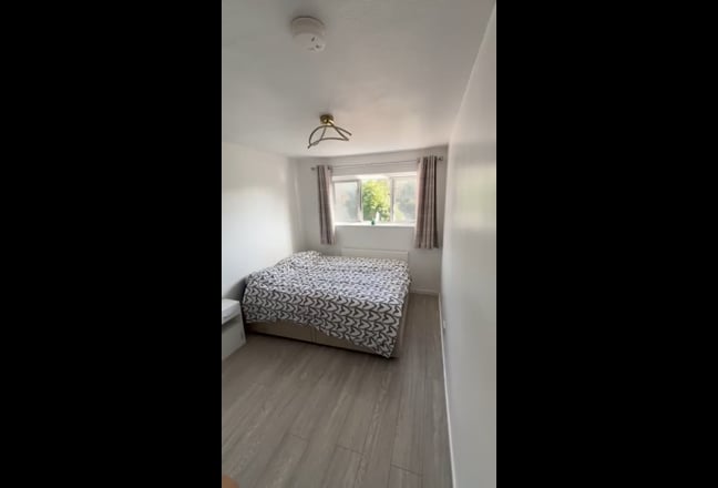 Quiet Double Room – Brent NW9 – &pound;950 – Calm Home Main Photo
