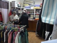 Més de sis dècades del Rober de Càritas l'Escala per a fomentar el reaprofitament del tèxtil