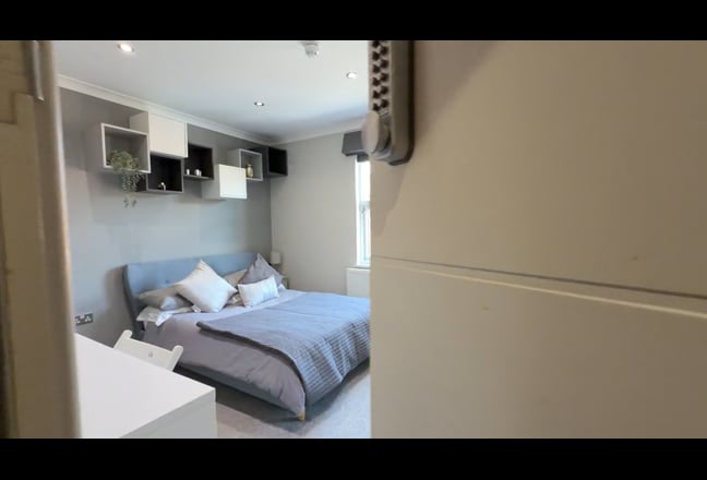 Ensuite Bedroom - Walking Distance to Town Centre Main Photo