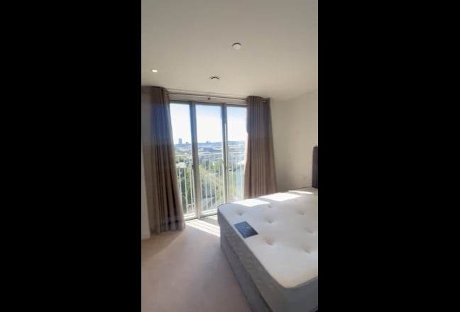 MOVE IN ASAP Modern Flat + Private Bathroom Main Photo