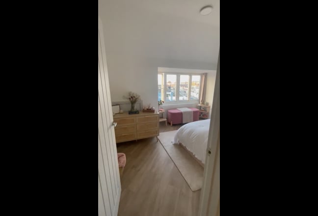 ROOM TO RENT with private bathroom (2 beds flat) Main Photo