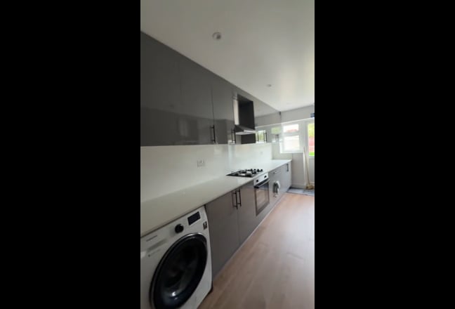 Modern Double En-suite Room - Near Wexham Park Hos Main Photo