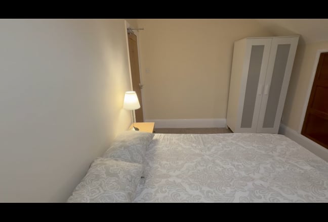 Spacious double bedroom in top floor  Main Photo