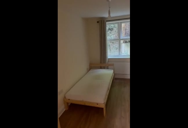 Double room 8mints walk to Redhill station/town  Main Photo