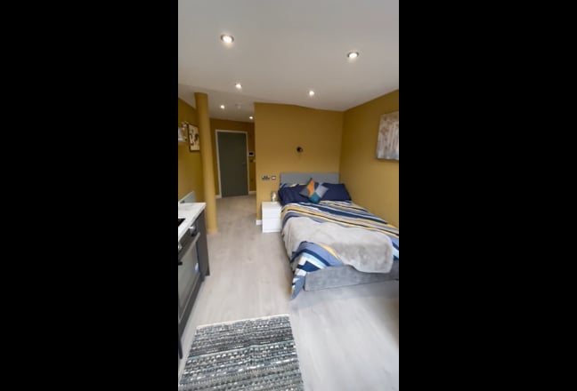 Brand new Studio all bills Inc-In City Centre Main Photo