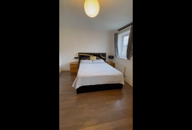 En-suite master bedroom  &pound;240 P/ W  Canary Wharf  Main Photo