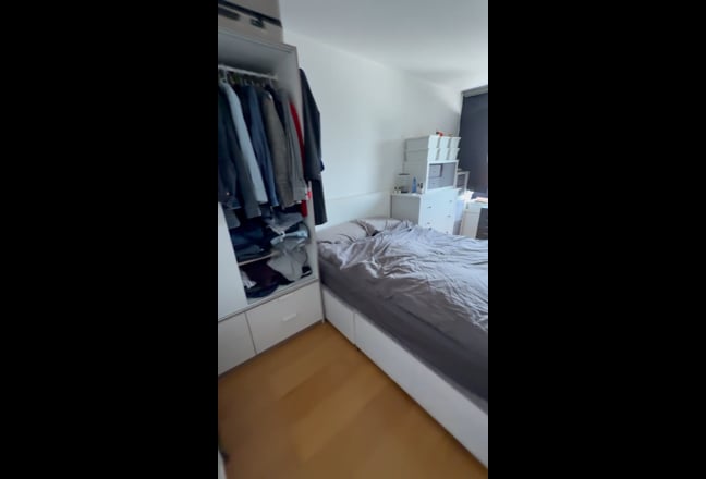 Large room with sole use of a bathroom in new flat Main Photo