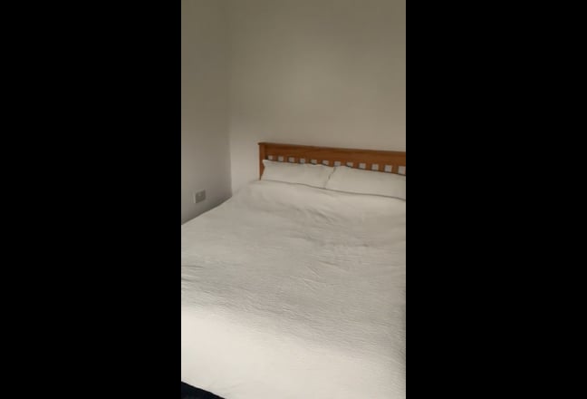 Modern Double Room in all female household! Main Photo