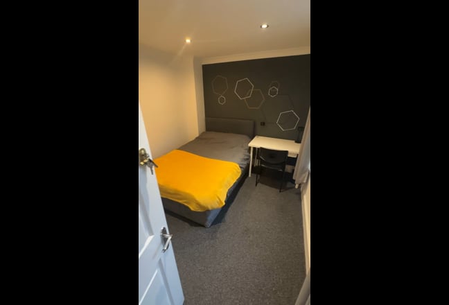 Room in modern Shared Home!  Near QMC Main Photo