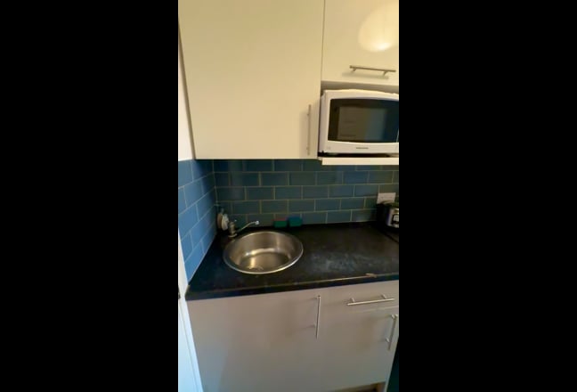 Spacious Bedsit Studio Available in Luton LU3  Main Photo