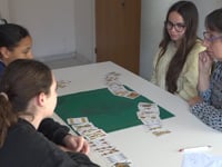 Interacció entre joves i grans en els jocs de taula intergeneracionals de L'Escala