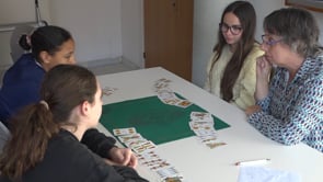 Interacció entre joves i grans en els jocs de taula intergeneracionals de L'Escala