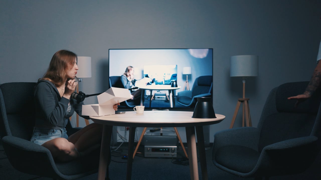 Szerokie ujecie na podcascie - Miękkie oświetlenie twarzy z minimalnym cieniem