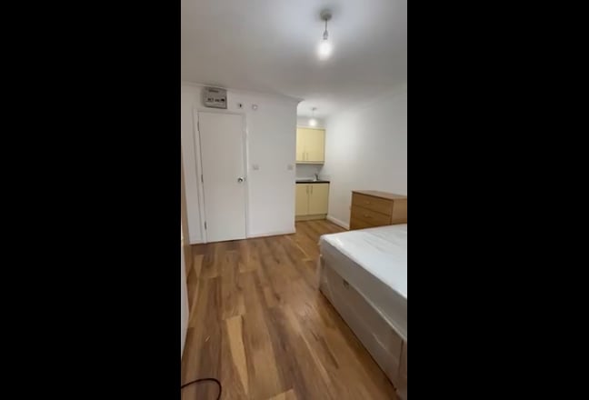 15 Min walk from Hayes station - En-suite room Main Photo