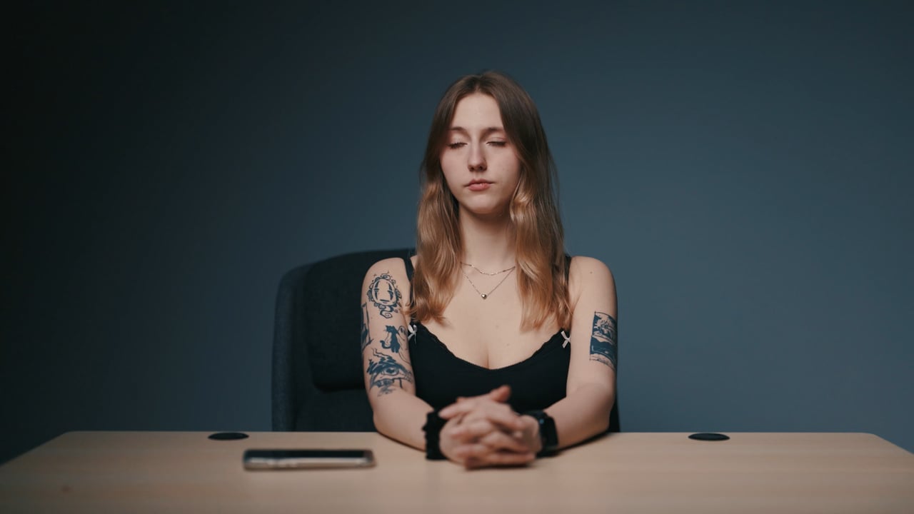 Pomieszczenie z biala sciana i malo miejsca za postacia - Równomierne oświetlenie twarzy z delikatnym efektem spotlight na tle