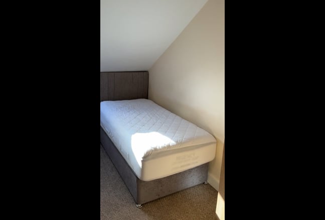 Single room with en-suite Wellington Road TA1  Main Photo