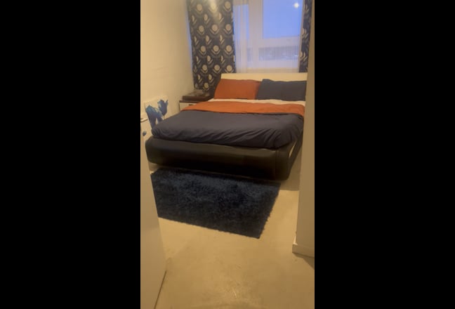 Clean and spacious double bed room Main Photo