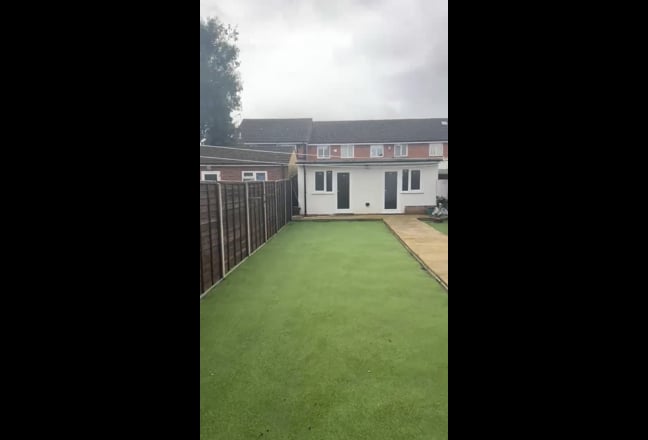 Private En-Suite Room in a Clean Home Main Photo