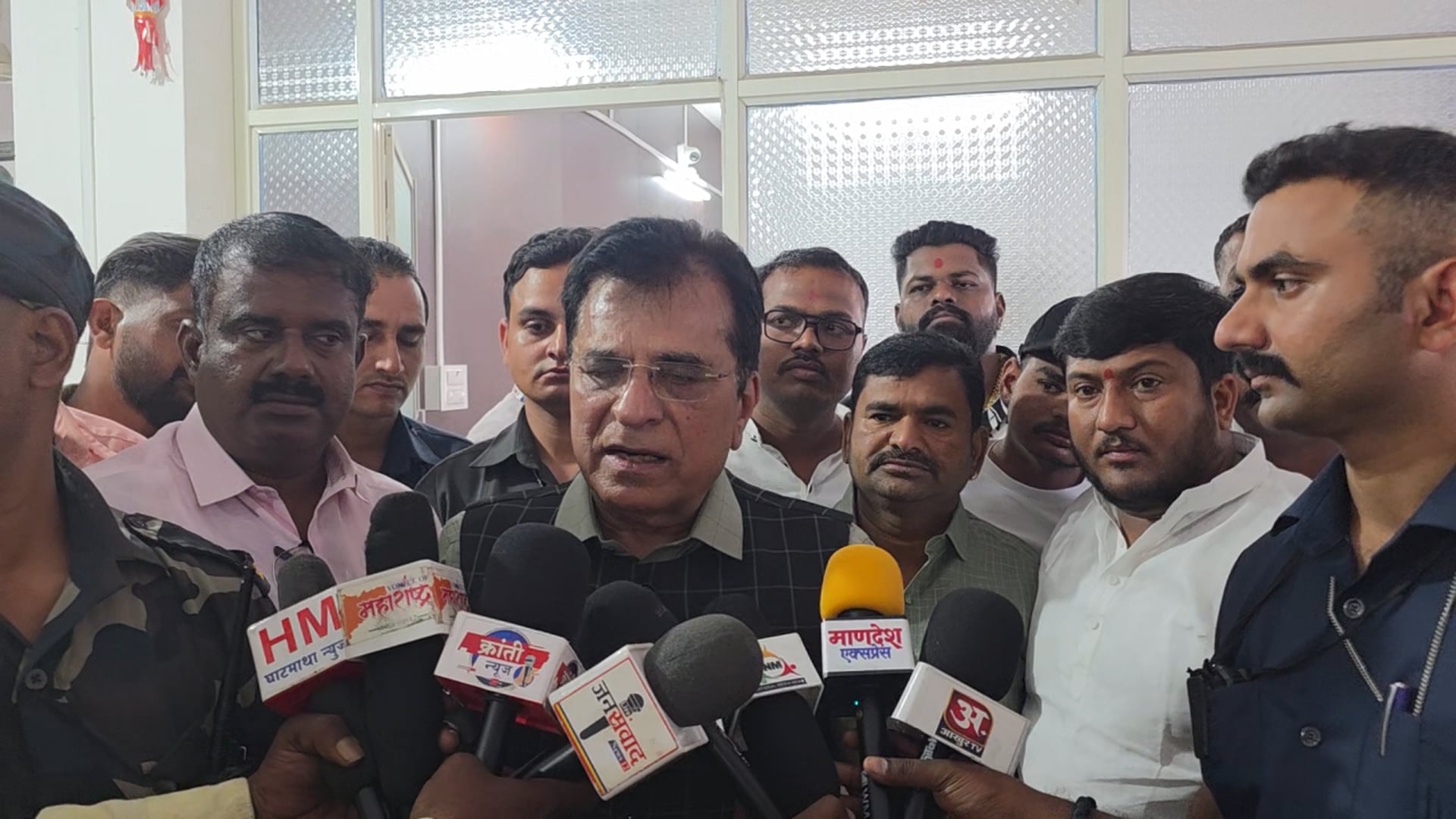 पत्रकारांनी प्रश्न विचारला अन किरीट सोमय्या खळखळून का हसले?