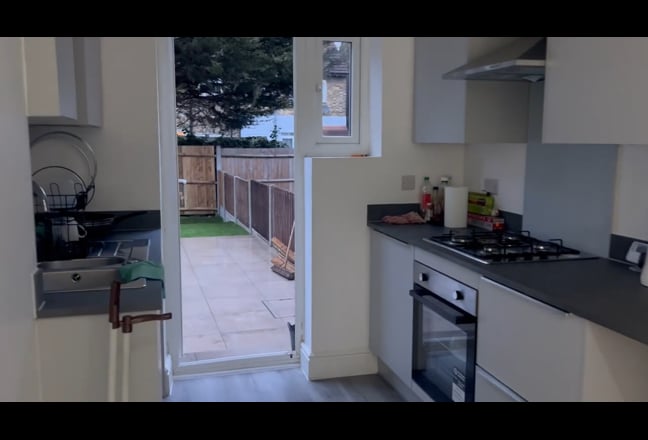 1 Small & 3 Large Rooms available  Main Photo