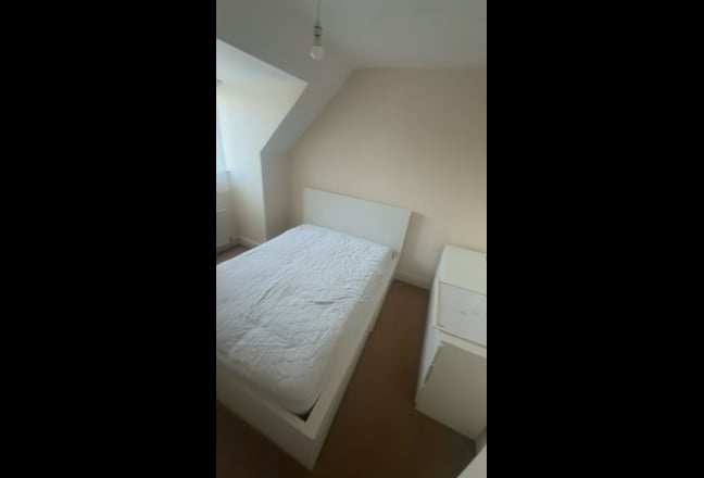 Looking for a roomie !! medium sized room :)  Main Photo