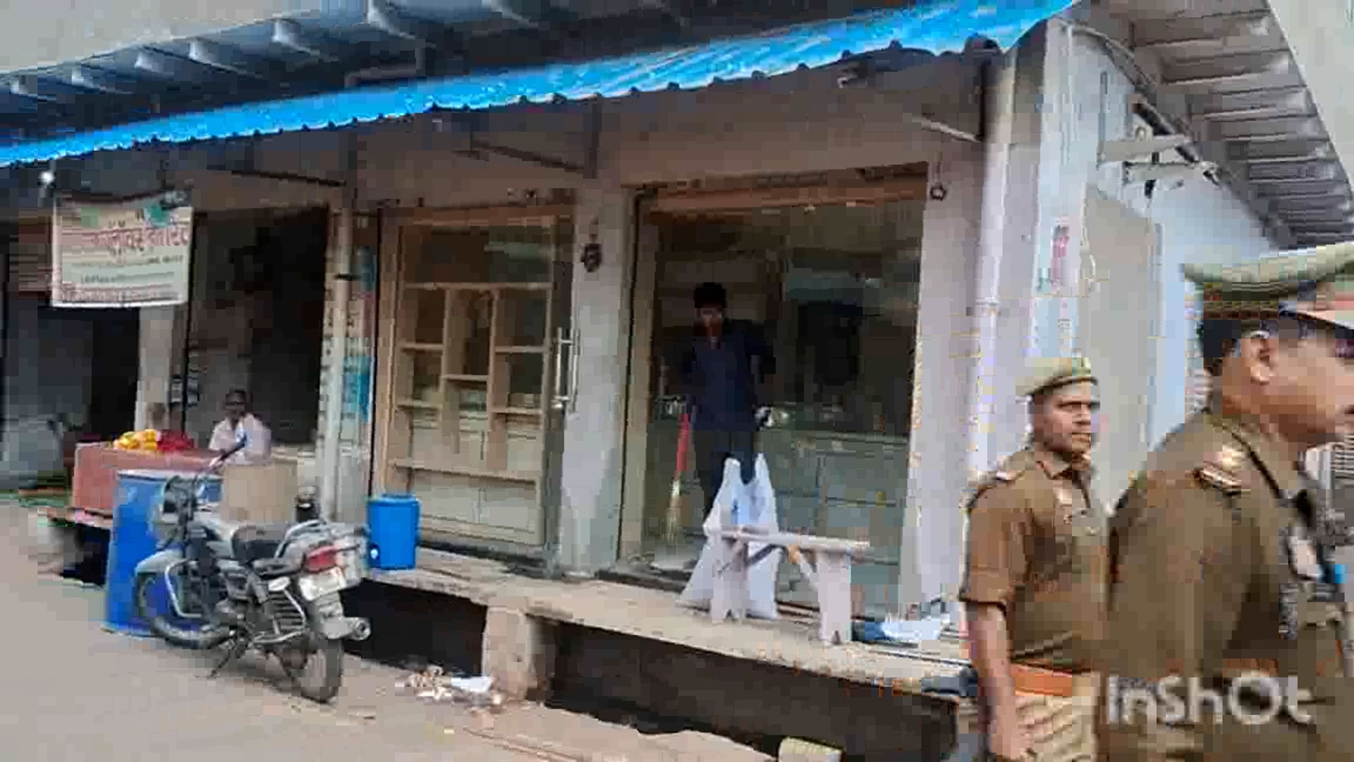 कस्बा फरह मैं आगामी त्यौहारों को लेकर किया गया फ्लैग मार्च दिए गए आवश्यक दिशा निर्देश