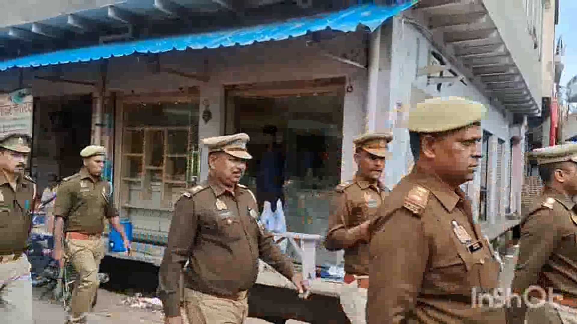 कस्बा फरह मैं आगामी त्यौहारों को लेकर किया गया फ्लैग मार्च दिए गए आवश्यक दिशा निर्देश