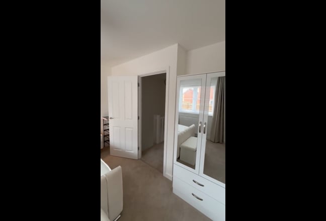 Modern Brand NEW En-suite Room Main Photo