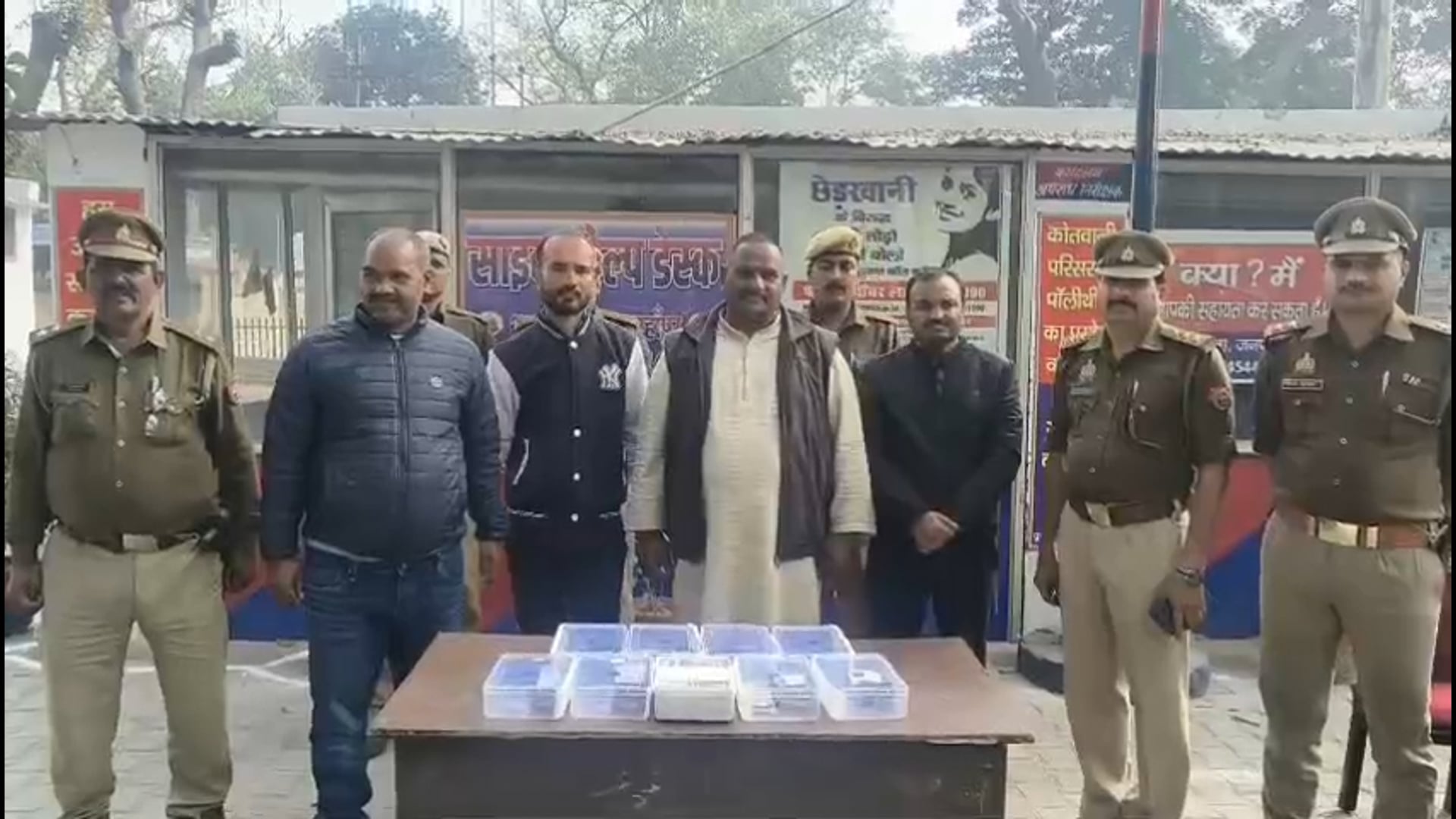 शाहजहांपुर। रोजा थाना क्षेत्र के मानपुर चचरी जंगल में चल रहे जुए के अड्डे पर पुलिस ने शनिवार को छापा मारकर चार लोगों को गिरफ्तार कर लिया। मौके से कुल 3 लाख 97 हजार रुपये नकद, 16 मोटरसाइकिलें और ताश के पत्ते बरामद किए गए।