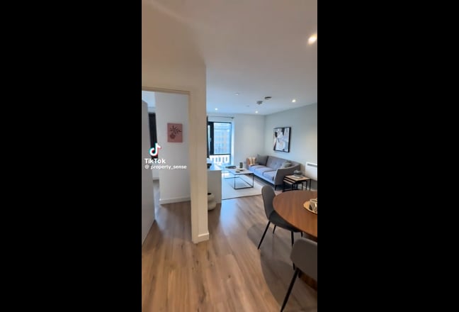 Looking for a flatmate :) ! Main Photo