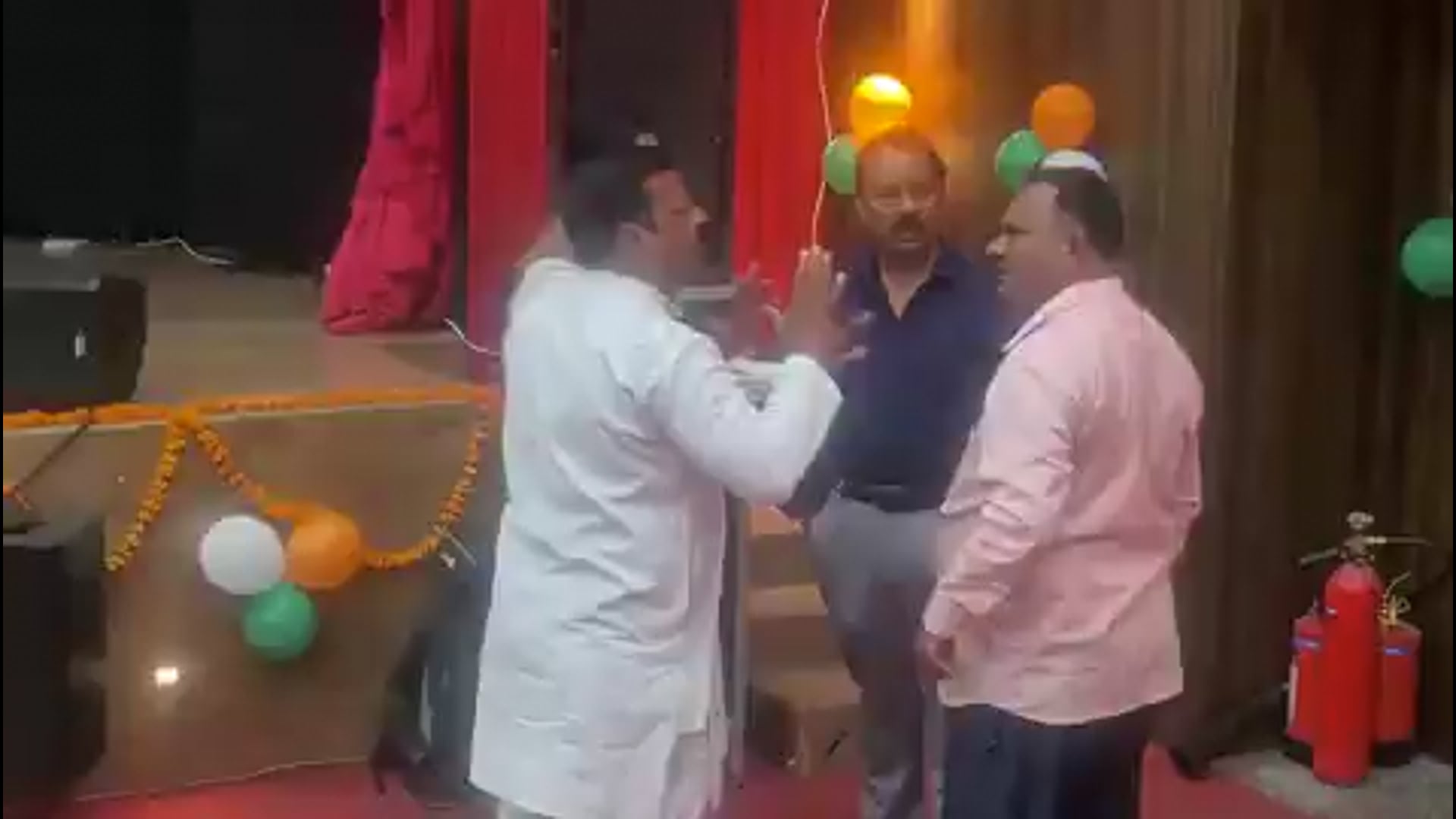 ▶️.....अलीगढ़ में नगर निगम के पार्षदों के बीच बवाल 

एक पार्षद दूसरे को गालियां बकते हुए कह रहे- "साले, इतने जूते पड़ेंगे कि दिमाग ठीक हो जाएगा, तुम जैसे कुत्तों का जमीर नहीं है"