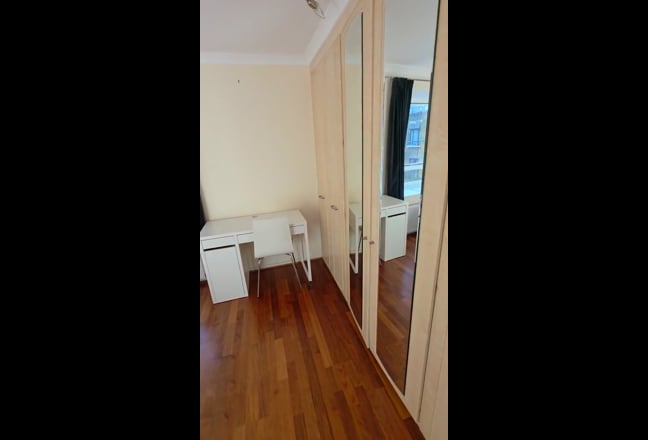 Spacious double bed in Kensington | 2-Bed Flat Main Photo