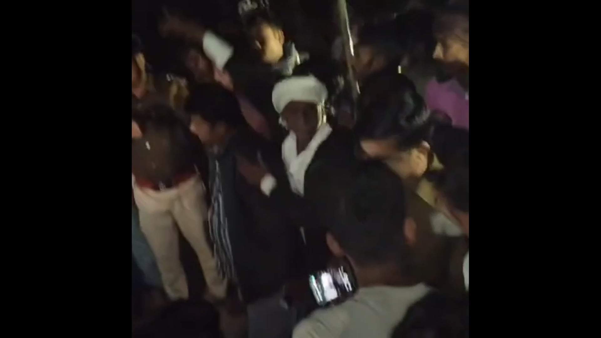 मोबाइल गिरा… गुस्सा भड़का… और चली ईंट, बीच-बचाव करने वाले की चली गई जान!