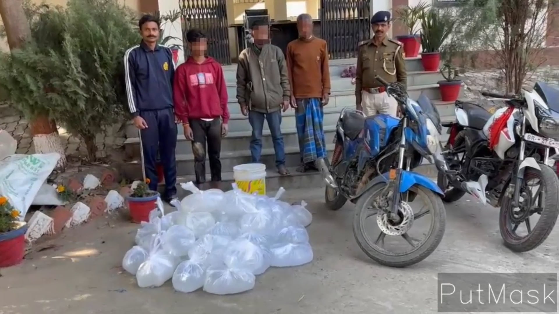 पुलिस ने 700 लीटर महुआ शराब व दो मोटरसाइकिल समेत तीन लोगों को किया गिरफ्तार